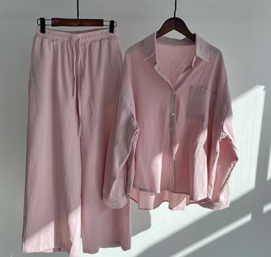 Vardaglig och stilren långärmad blus med knappar och vida byxor för kvinnor