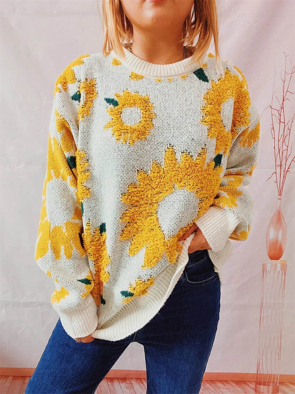 Stickad solrosbroderi tröja för kvinnor.