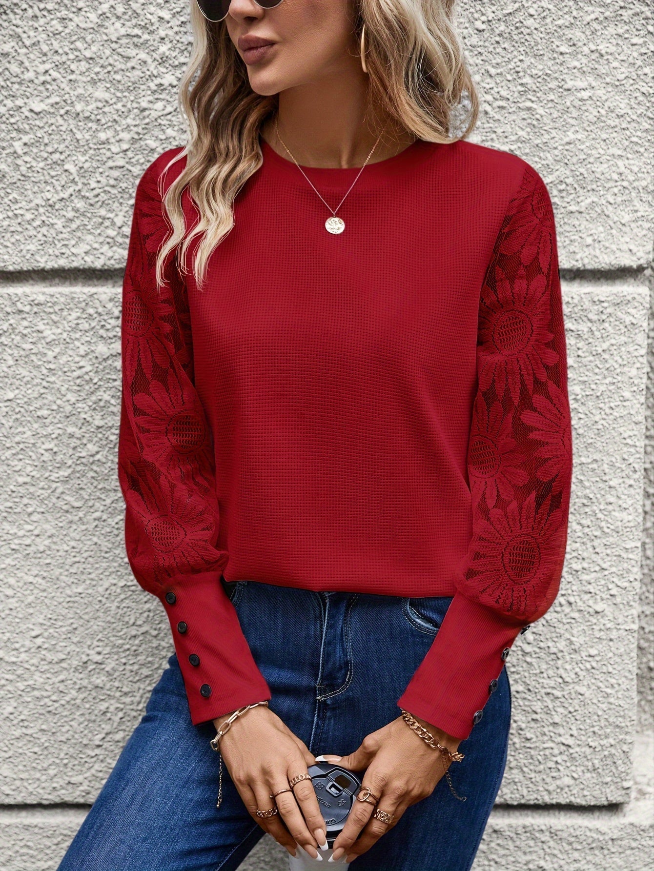 Elegant och stilren blus med blommiga spetsärmar för kvinnor