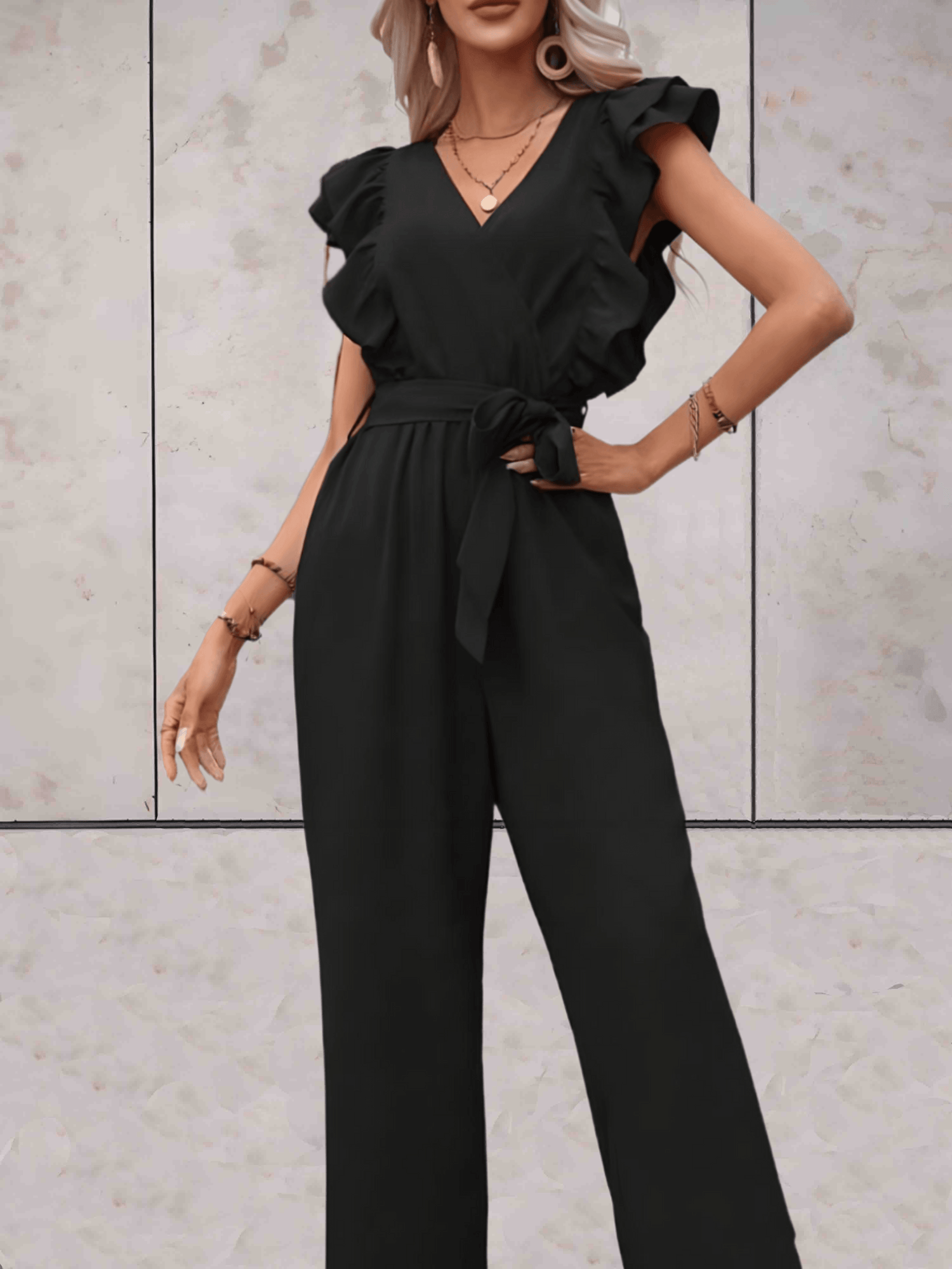 Stilren V-ringad jumpsuit med volanger för kvinnor