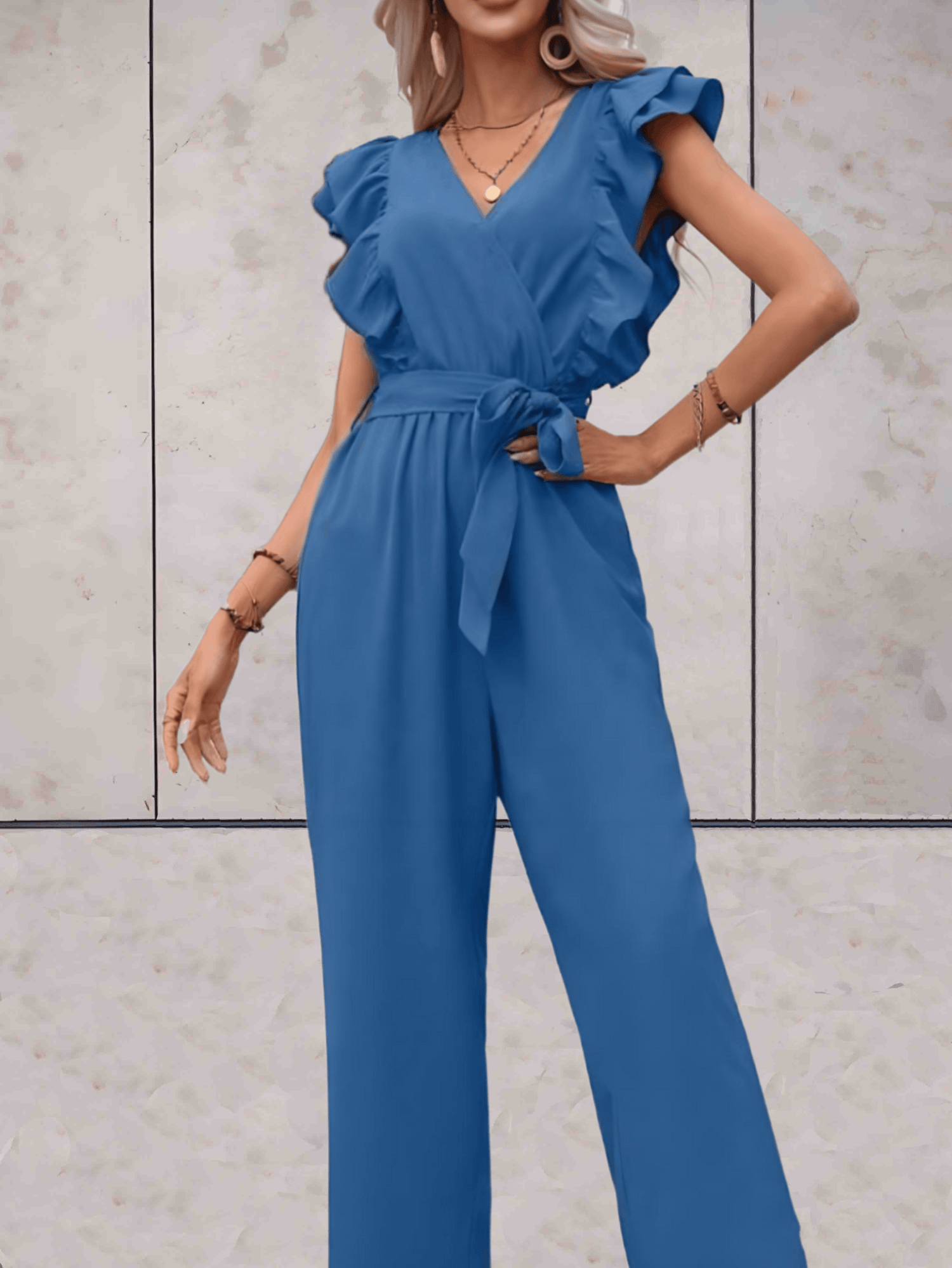 Stilren V-ringad jumpsuit med volanger för kvinnor