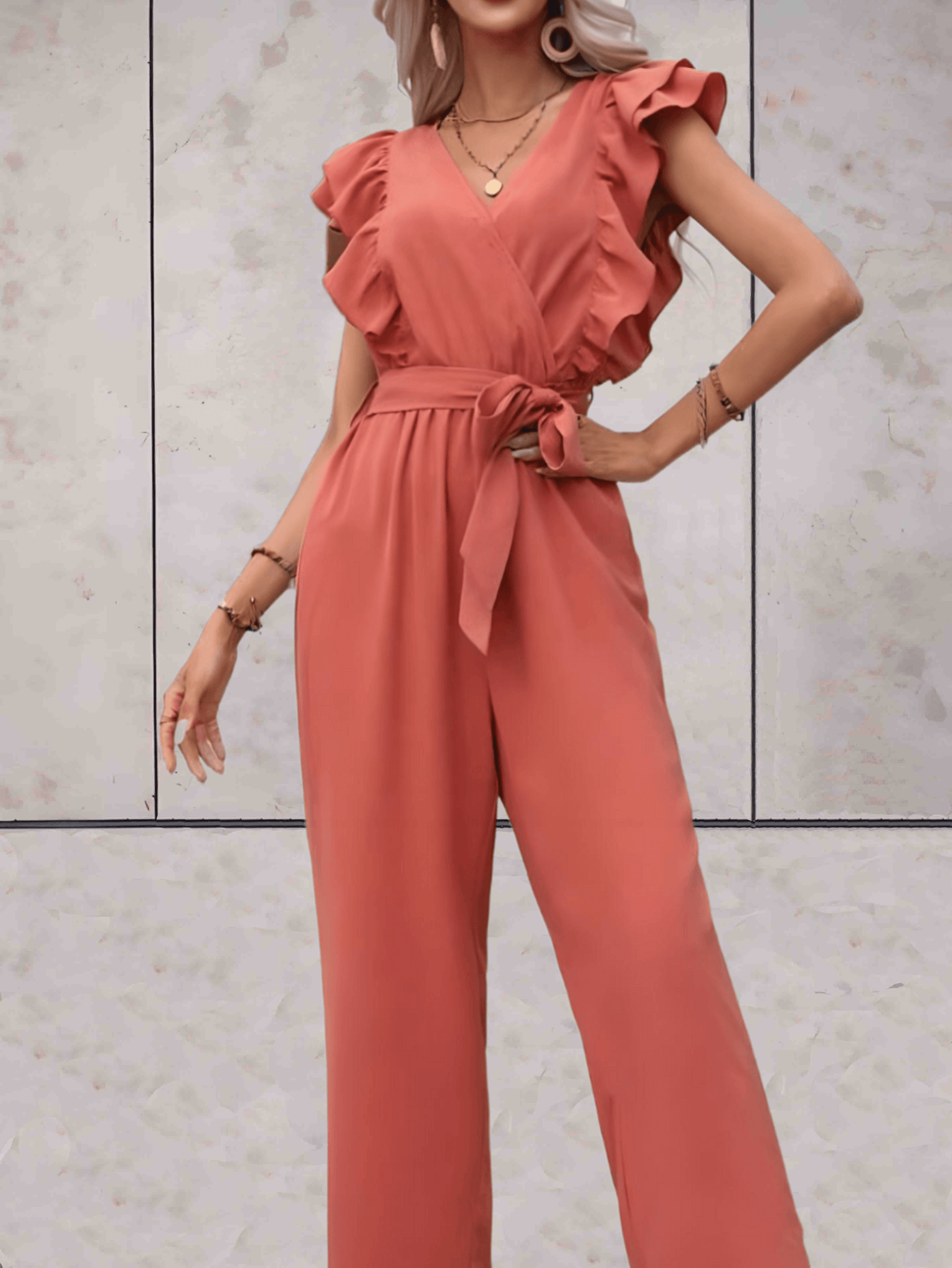 Stilren V-ringad jumpsuit med volanger för kvinnor