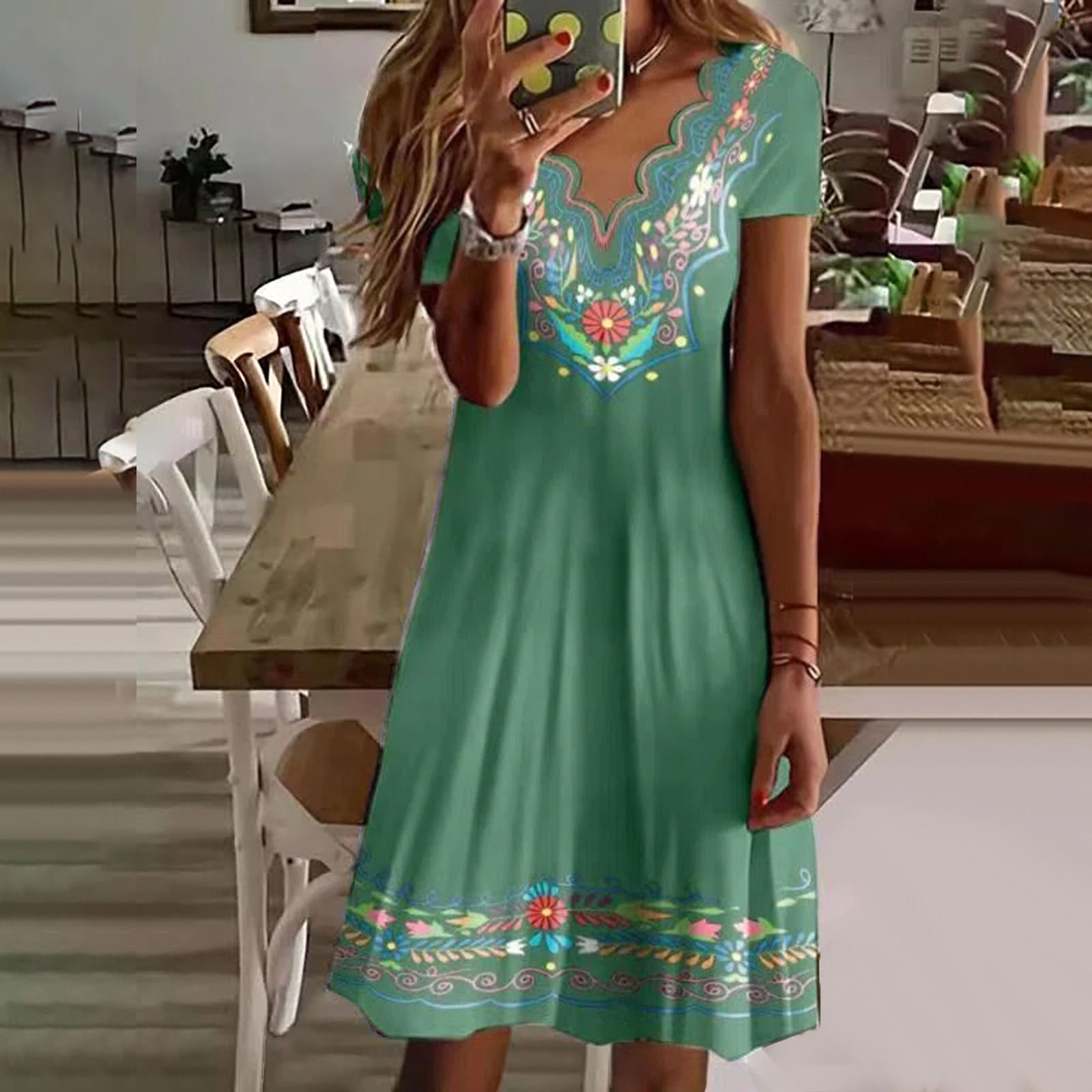 Snyggt Fashionabel blommig miniklänning