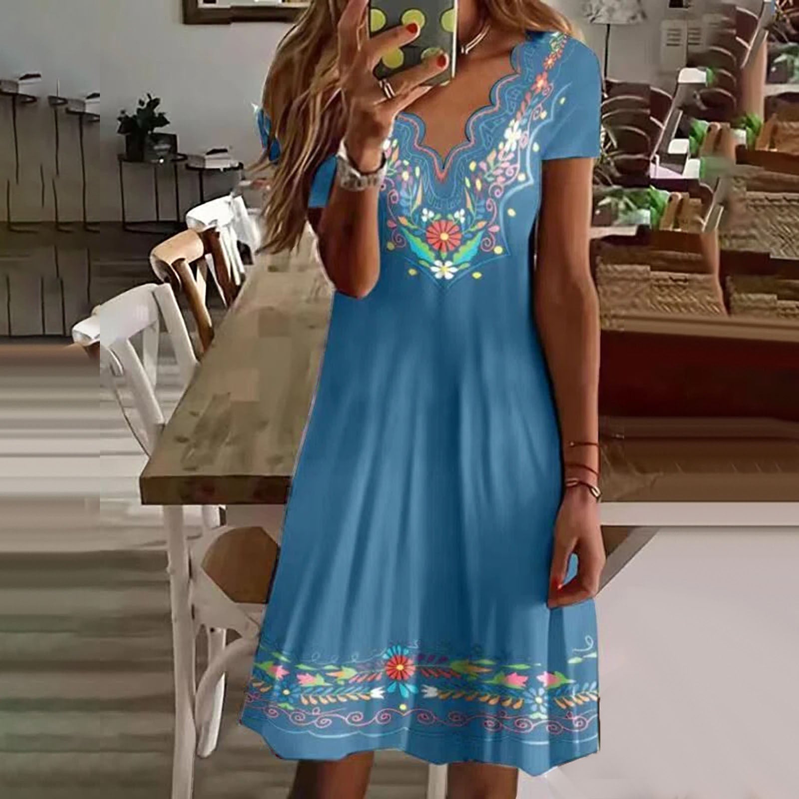 Snyggt Fashionabel blommig miniklänning