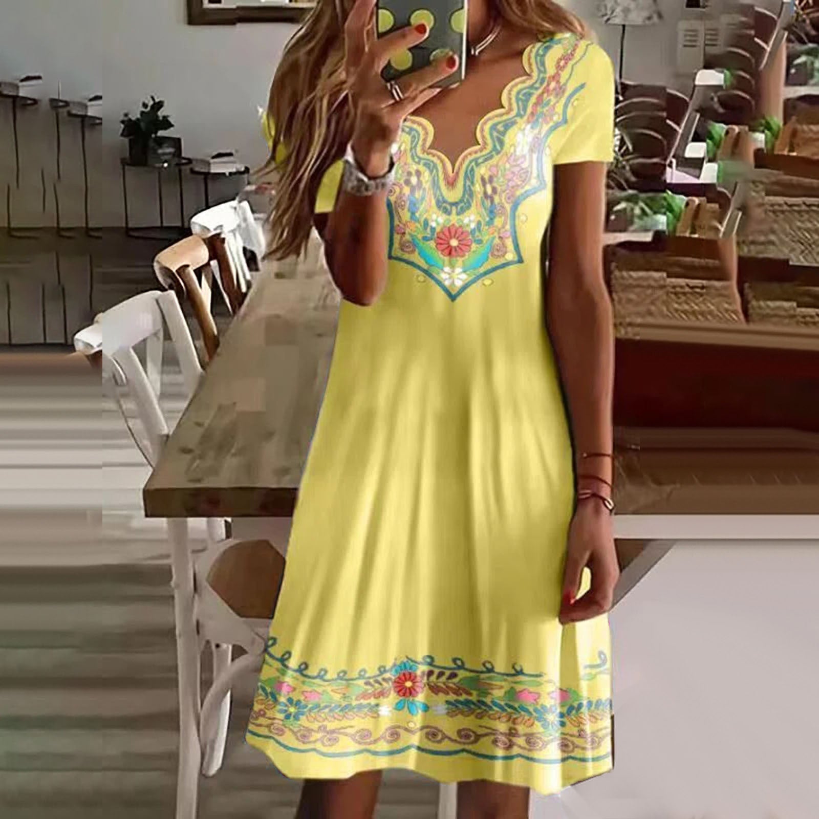 Snyggt Fashionabel blommig miniklänning