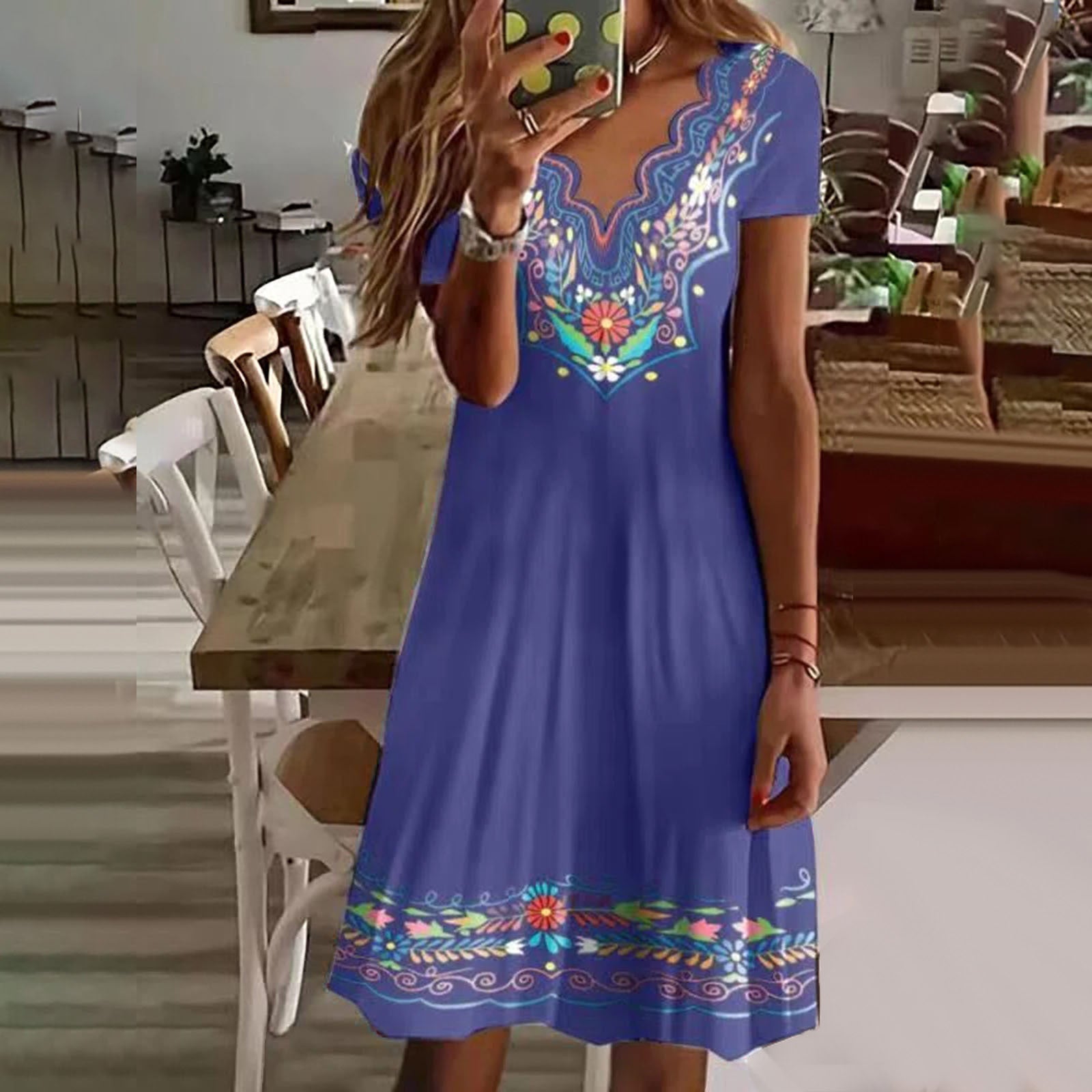 Snyggt Fashionabel blommig miniklänning