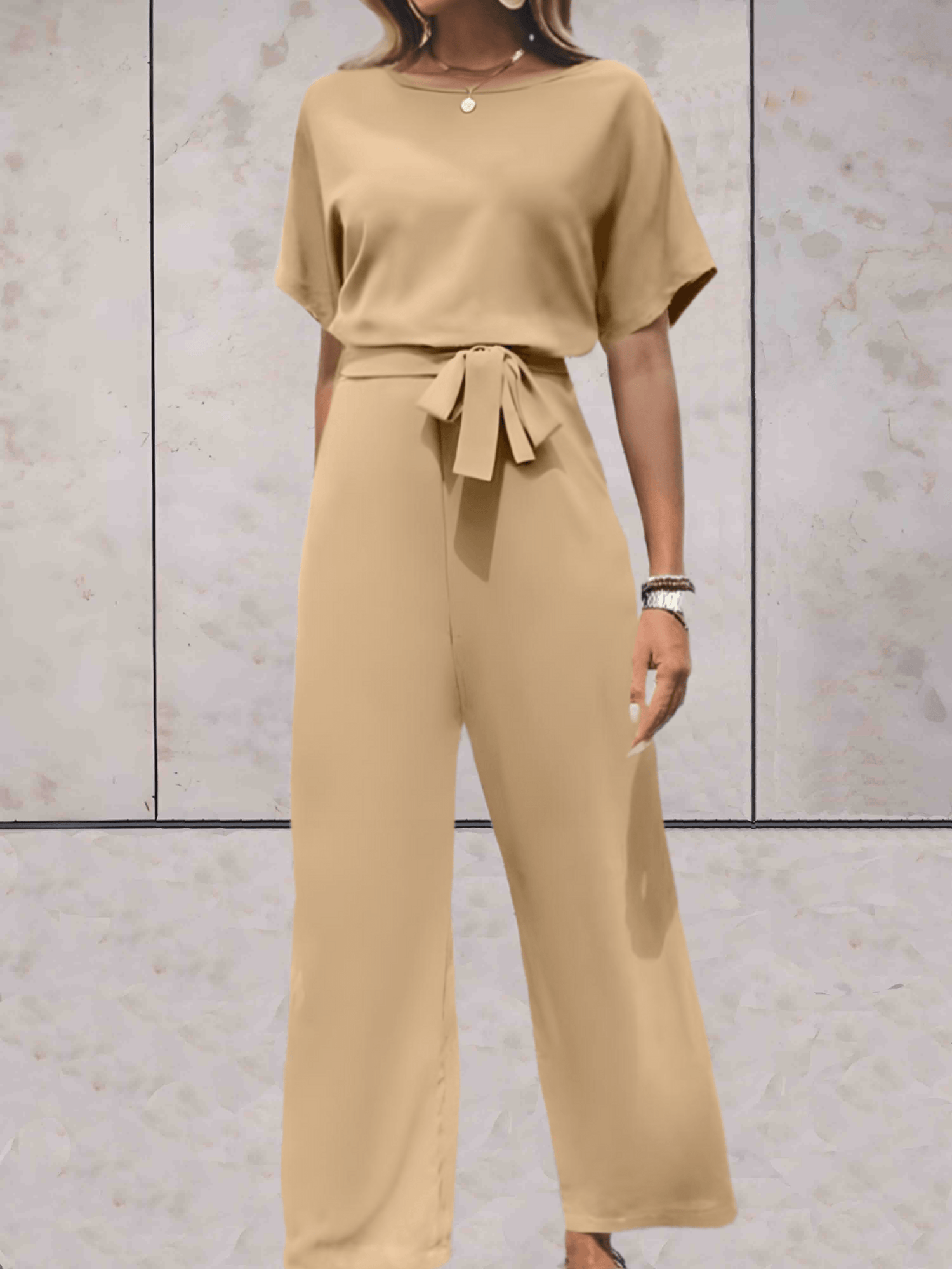Stilren jumpsuit med rund hals och raka ben för kvinnor