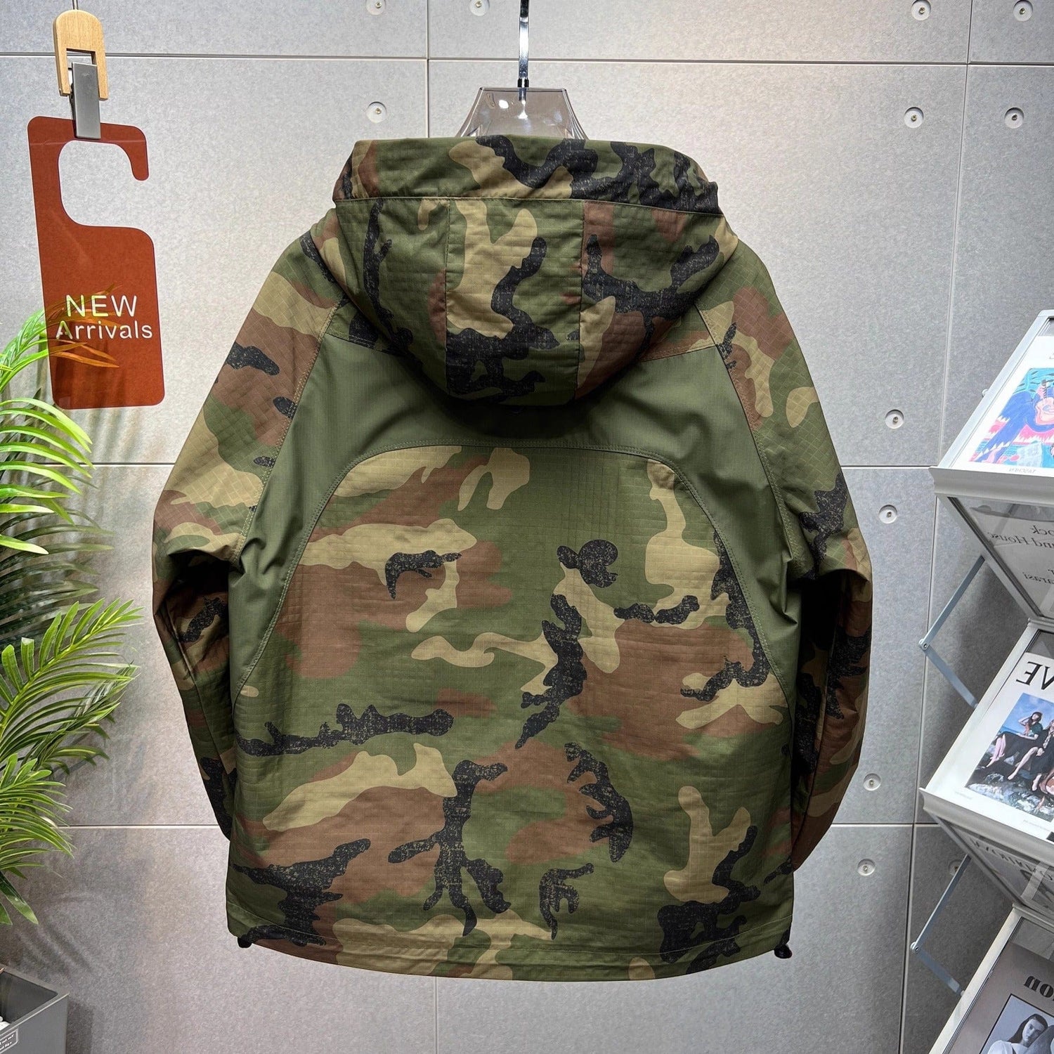 Vindtät jacka i kamouflagemönster