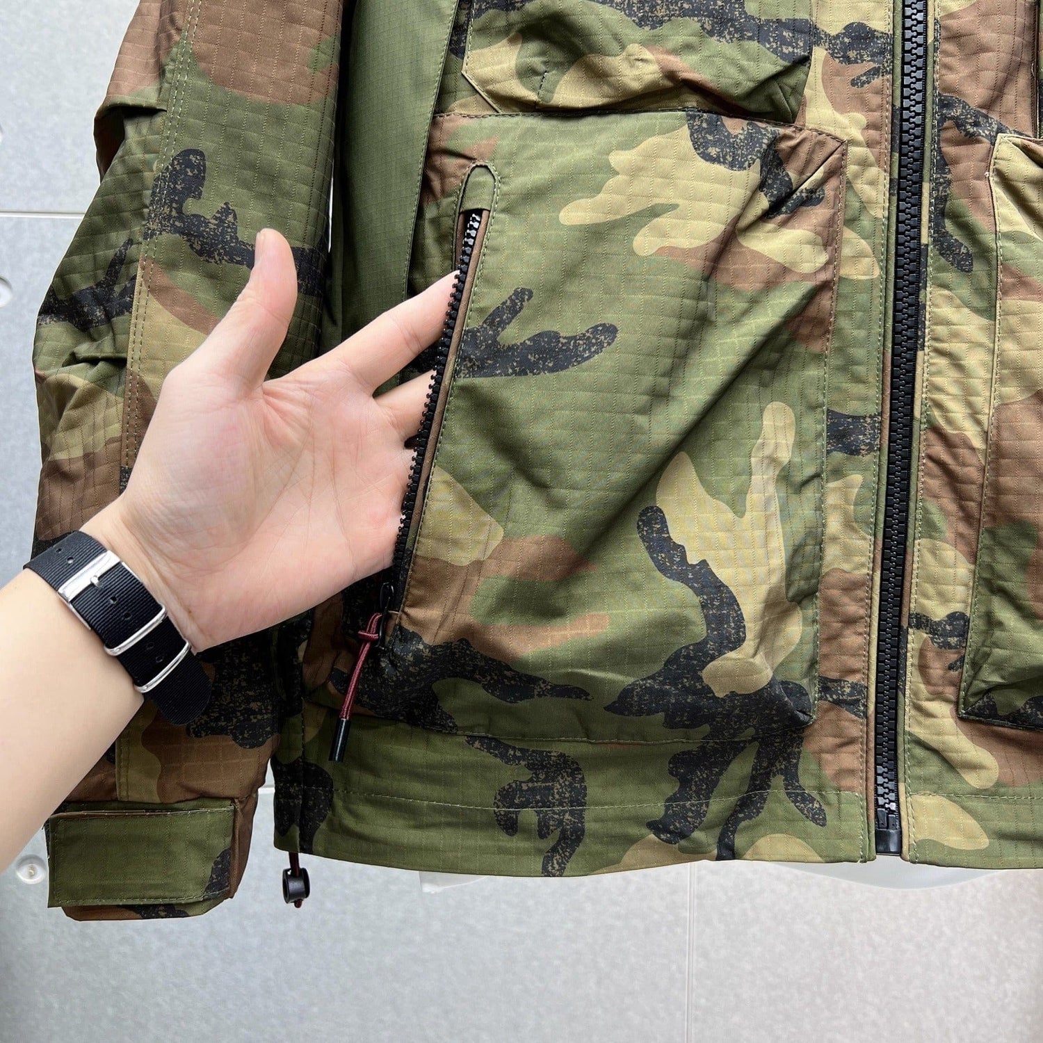 Vindtät jacka i kamouflagemönster