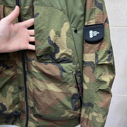 Vindtät jacka i kamouflagemönster